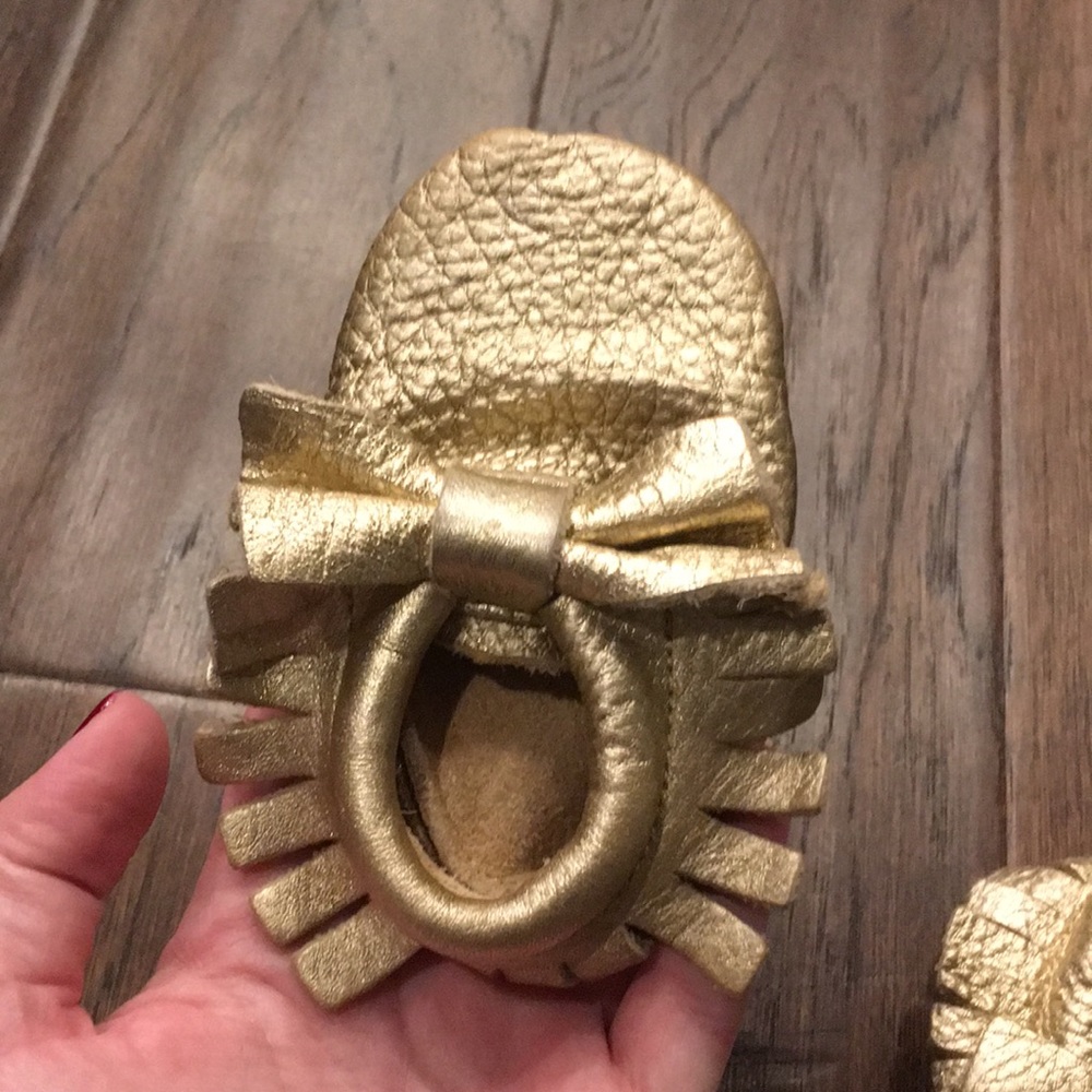 🚫SOLD🚫 Gold Leather Bow Moccasins - Picture 2 of 3